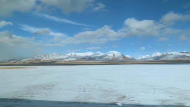 Tren nocturno recorre el Tíbet, ofreciendo una vista de llanuras y montañas — Vídeo de stock