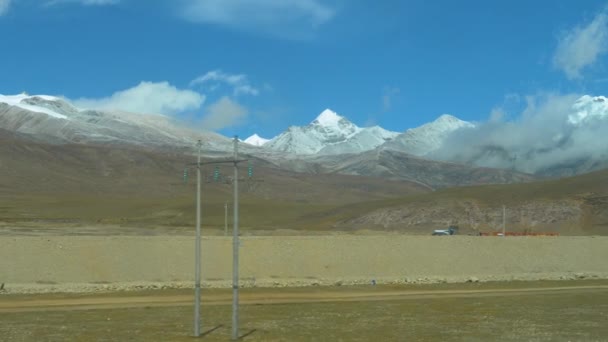 チベットの建設中の高速道路に沿って電車に乗るの映画撮影. — ストック動画