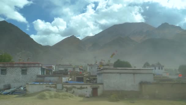 Scénický záběr jízdy vlakem kolem malé vesnice uprostřed nedotčené Tibetu — Stock video