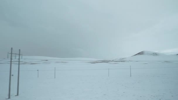 Montar en un tren a lo largo de líneas eléctricas que corren a través de las llanuras nevadas en el Tíbet — Vídeo de stock