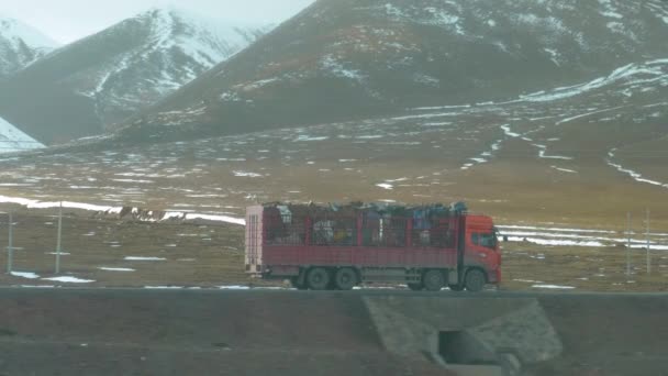 SLOW MOTION: Freight truck transports scrap metal along scenic road in Himalaya. — Stock Video