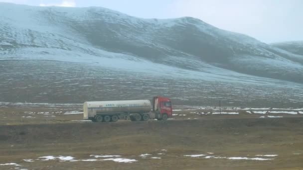 Çin boyunca sıvı kargo taşıyan yerel bir nakliye şirketinin ağır hareket kamyonu. — Stok video