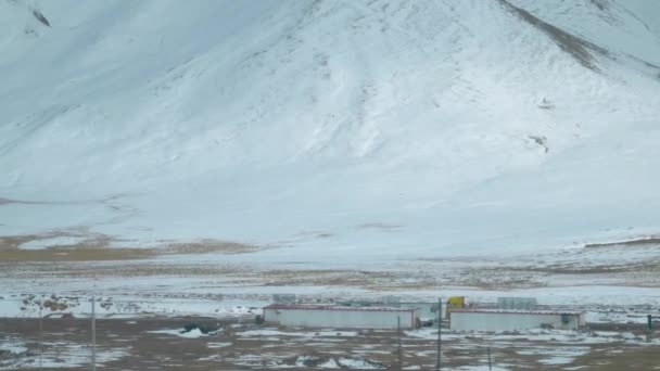 LOW MOTION: Vista panorâmica de uma montanha atrás de um caminhão transportando um reboque vazio . — Vídeo de Stock