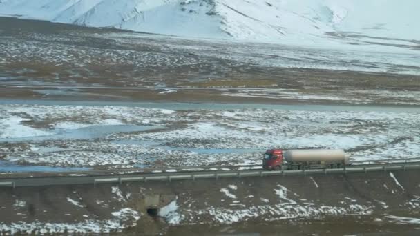 SLOW MOTION: Ciężarówka jadąca pustą drogą biegnącą obok gór Himalajów. — Wideo stockowe