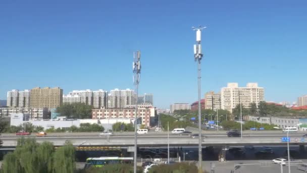 Los viajeros atraviesan un paso elevado de la autopista en los suburbios de Beijing en un día soleado — Vídeos de Stock