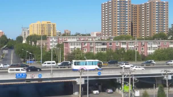 Lassú MOZGÁS: A busz és az autók az autópálya mentén haladnak keresztül Peking külvárosain — Stock videók