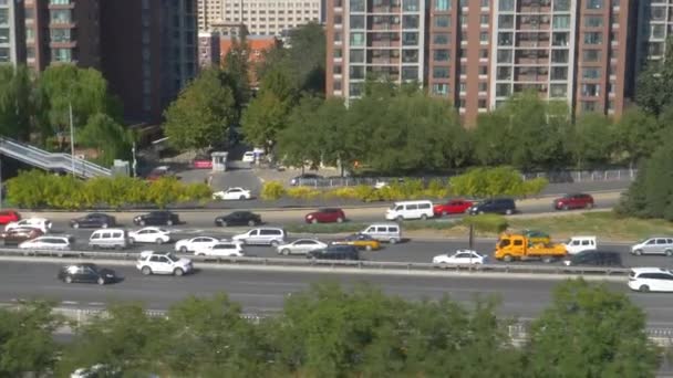 Lassú MOZDÁS: Autók hajtanak végig az autópályán, közlekedési dugó képződik a szemközti sávban — Stock videók