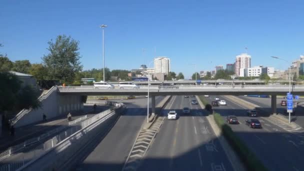スローモーション:通信機は陸橋の下を走行する高速道路を上下する — ストック動画