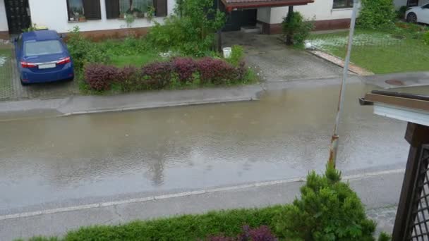 SLOW MOTION: L'auto marrone spruzza l'acqua inondando il quartiere suburbano — Video Stock