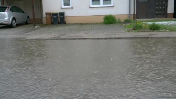 CLOSE UP: Bilen kör ner översvämmade gatan stänk brunt vatten på trottoaren — Stockvideo