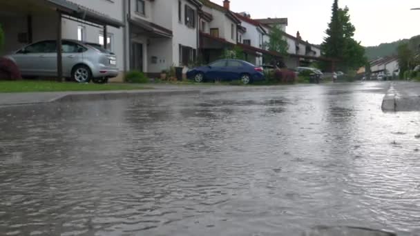 ΧΑΜΗΛΗ ΑΓΓΛΙΑ: Βαριά βροχόπτωση Απριλίου πλημμυρίζει την ήσυχη προαστιακή γειτονιά. — Αρχείο Βίντεο