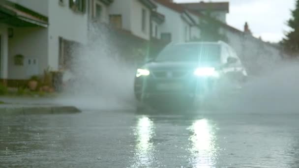 Niedereschach: Großes Auto fährt bei starkem Frühjahrsregen durch die Vororte. — Stockvideo