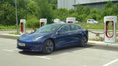 Shiny Tesla işlek bir otoyol tarafından şarj edilen bir terminale bağlandı.