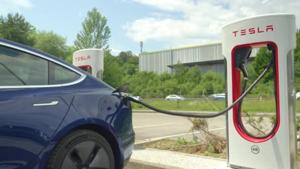 ZAMKNIJ: Tesla samochód z nowych opłat opon Michelin na poboczu autostrady — Wideo stockowe