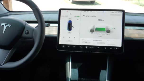 CLOSE UP: Groot touchscreen in een nieuwe Tesla-display de batterij is volledig opgeladen — Stockvideo
