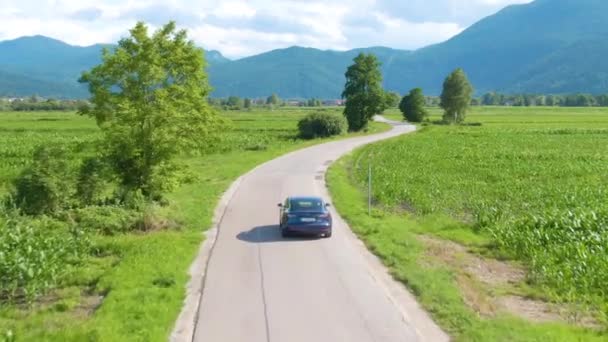 AERIAL Μετά από ένα αυτόνομο αυτοκίνητο Tesla οδήγηση μέσα από την ειδυλλιακή ύπαιθρο — Αρχείο Βίντεο