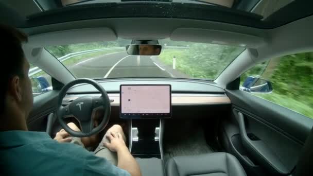 ZAMKNIJ SIĘ: Kierowca trzyma ręce z dala od kierownicy jadąc samochodem przez las — Wideo stockowe