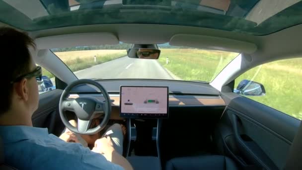 ZÁRVA fel Fiatalember hagyja, hogy az önvezető autó áthajtson vele a vidéken.. — Stock videók