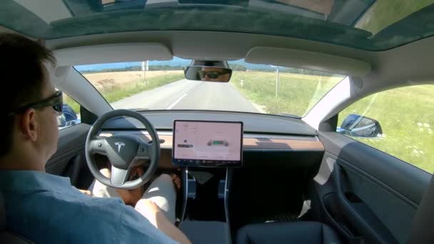 FECHAR UP: Motorista configura o controle de cruzeiro no touchpad de um carro autônomo — Vídeo de Stock