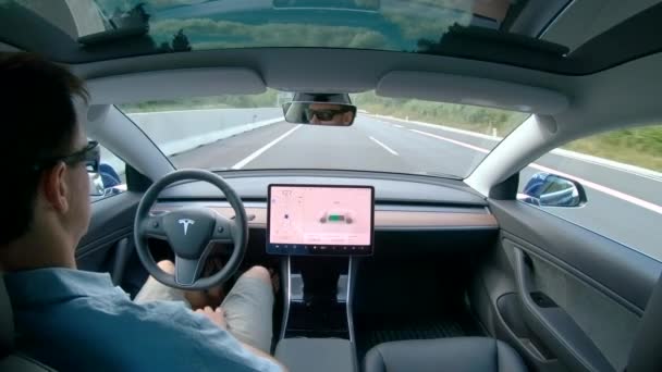 CHIUSURA L'uomo sicuro di sé non tiene il volante durante la guida di una Tesla — Video Stock