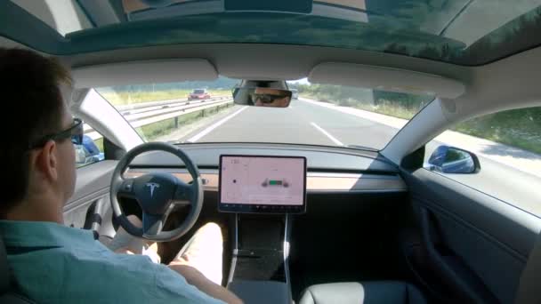 CHIUSURA: Tesla auto-navigante sul cruise control guida il passeggero lungo l'autostrada — Video Stock