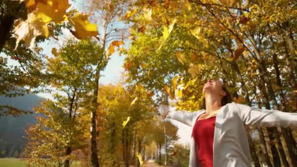 코 피시 공간: 마른 나뭇잎이 떨어질 때 두 팔을 벌린 채뻗어 나가 있는 소녀. — 비디오