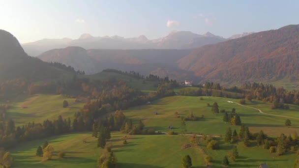 DRONE: Létání nad pastvinami odhaluje město Bohinj pod horami. — Stock video