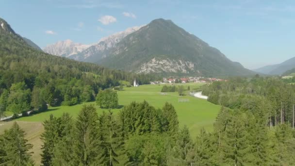 DRONE: Γραφική εικόνα ενός βουνού που υψώνεται πάνω από την ύπαιθρο στη Σλοβενία — Αρχείο Βίντεο