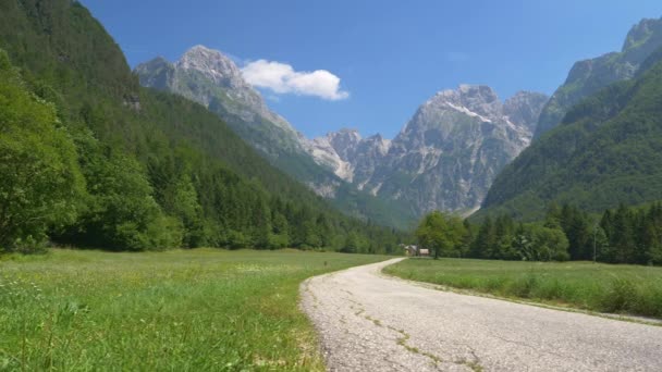 Εντυπωσιακή λήψη των βραχωδών Julian Alps πανύψηλα πάνω από την γαλήνια ύπαιθρο. — Αρχείο Βίντεο