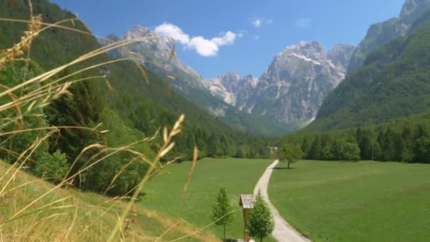 Scénický záběr na Juliánské Alpy tyčící se nad klidnou krajinou ve Slovinsku — Stock video