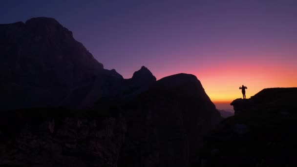 ESPACE DE COPIE : Joyeux randonneur célèbre atteindre le sommet de la montagne au coucher du soleil magnifique . — Video