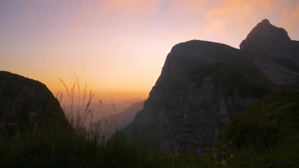 SILHOUETTE: Εκπληκτική θέα των ομιχλωδών βουνών από μια κορυφή στις Άλπεις — Αρχείο Βίντεο