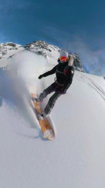 Havalı kadın snowboardcu, Rocky Dağları 'ndaki taze tozu parçalıyor..