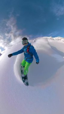 Snowboardcu taze tozu parçaladı ve kameraya kar püskürttü..