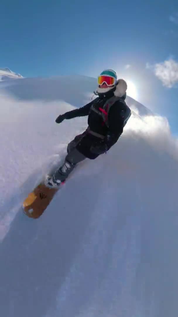VERTICAL: Snowboardista dívka na koni Jones snowboard na nádherný prášek den. — Stock video