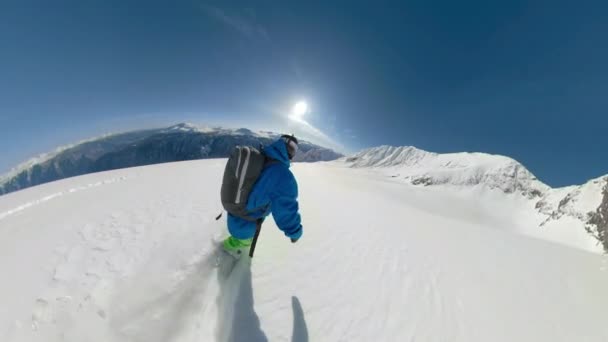 VR 360: Unrecognizable snowboarder shredding fresh powder off piste in Canada. — Stock Video