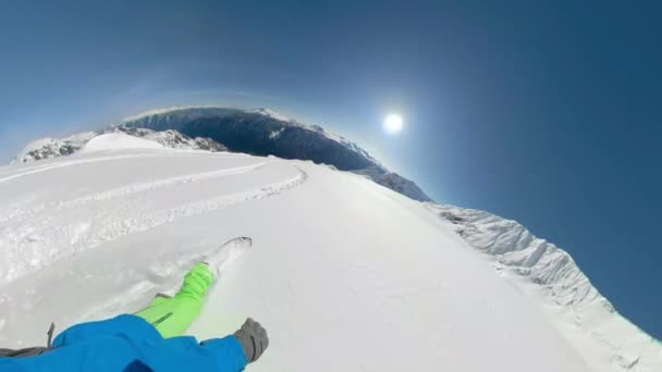 POV: Snowboarding off piste and shredding fresh powder on a perfect winter day. — Stock Video