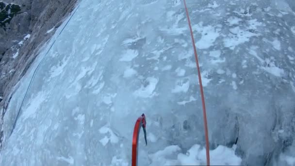 POV: Spectaculaire eerste persoon uitzicht op het beklimmen van een prachtige bevroren waterval. — Stockvideo