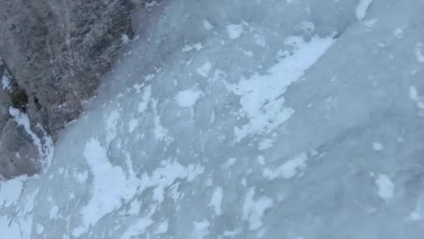 POV : Vue à couper le souffle de la première personne d'escalader une magnifique cascade gelée . — Video