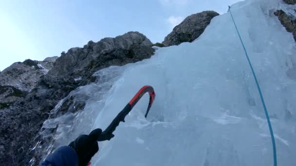 POV:氷の滝を拡大しながら山を見上げる運動選手. — ストック動画