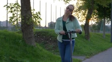 Ne yazık ki e-scooterının elektriği bittikten sonra eve yürüyor.