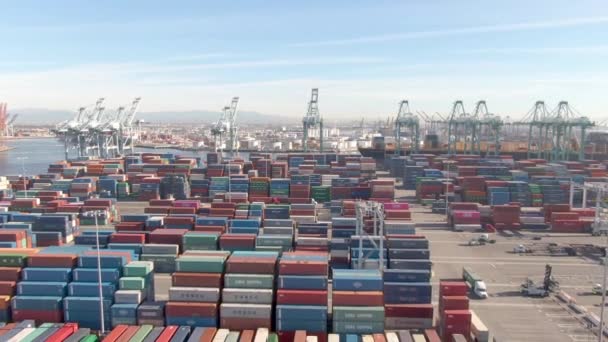 AERIAL: Volando sobre el enorme astillero de carga en Los Ángeles en un día soleado. — Vídeo de stock