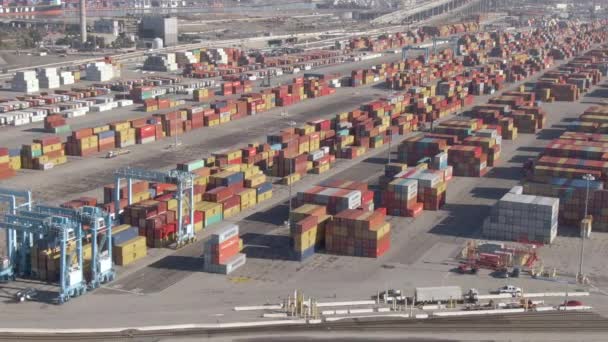 AERIAL: Vista aérea fresca de un puerto comercial concurrido cerca de una ciudad metropolitana. — Vídeo de stock