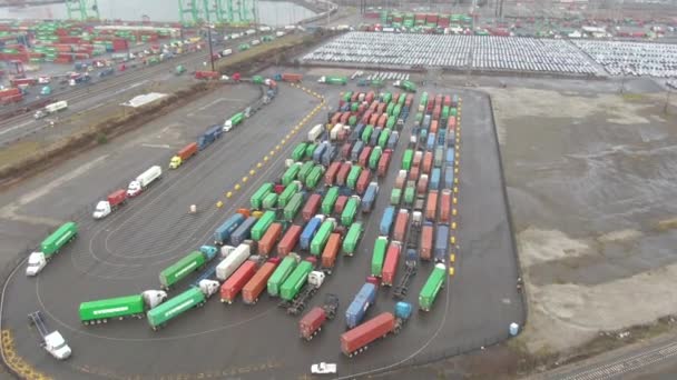 DRONE:ロサンゼルスの港で待っている貨物トラックの上を飛ぶクールなショット. — ストック動画