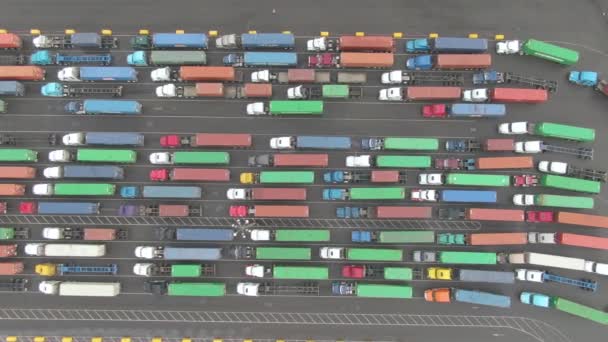 TOP DOWN : Voler au-dessus des camions conduisant entre les autres attendant dans le port de LA . — Video