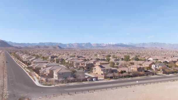 AERIAL: látványos felvétel Las Vegas külvárosairól, ahogy szétszóródnak a Mojave sivatagban — Stock videók
