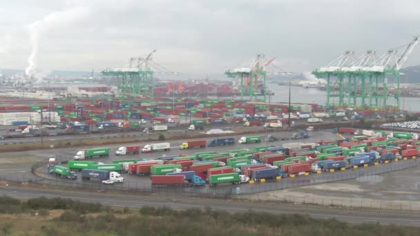 Nubes oscuras y tormentosas se reúnen sobre el colorido puerto de Los Ángeles. — Vídeo de stock