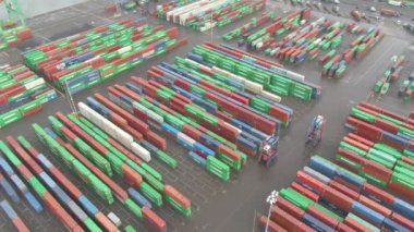 Endüstriyel forkliftler renkli limanda nakliye konteynırları taşır..