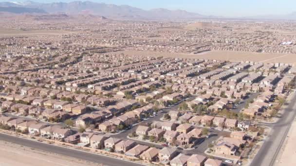 AERIAL: Atemberaubender Blick auf großes Wohnviertel in der Mojave-Wüste — Stockvideo