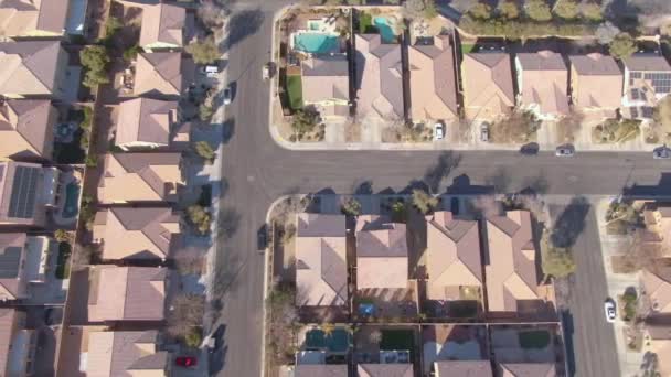 TOP DOWN: Пролетая над террасами домов в фешенебельном пригороде Невады. — стоковое видео